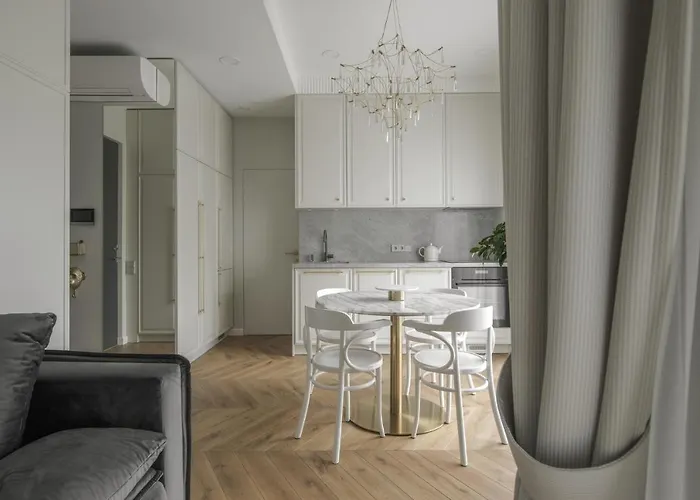 Ivis House - Classical Apartment With Balcony In Vilnius Old Town
